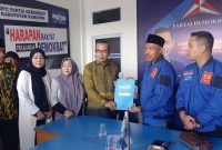 Yusuf Sirat menyerahkan berkas formulir pendaftaran Bacalon Kepala Daerah ke Tim Penjaringan Bakal Calon Bupati dan Wakil Bupati Karimun. (FOTO: Rc/KepriHeadline.id)