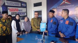 Yusuf Sirat menyerahkan berkas formulir pendaftaran Bacalon Kepala Daerah ke Tim Penjaringan Bakal Calon Bupati dan Wakil Bupati Karimun. (FOTO: Rc/KepriHeadline.id)