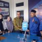 Yusuf Sirat menyerahkan berkas formulir pendaftaran Bacalon Kepala Daerah ke Tim Penjaringan Bakal Calon Bupati dan Wakil Bupati Karimun. (FOTO: Rc/KepriHeadline.id)
