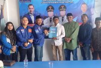 Tim Perwakilan Muhammad Firmansyah menyerahkan berkas pendaftaran Bacalon Kepala Daerah ke DPC Partai Demokrat. (FOTO: Rc/KepriHeadline.id)