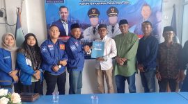 Tim Perwakilan Muhammad Firmansyah menyerahkan berkas pendaftaran Bacalon Kepala Daerah ke DPC Partai Demokrat. (FOTO: Rc/KepriHeadline.id)