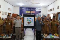 Kepala Kantor Pertanahan Kabupaten Karimun Junaedi Hutasoit berfoto bersama peserta Kegiatan Sinergi Reforma Agraria di Kantor Camat Kundur Utara, Senin, 22 April 2024. (FOTO: Rr/KepriHeadline.id)