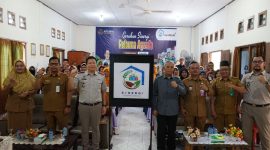 Kepala Kantor Pertanahan Kabupaten Karimun Junaedi Hutasoit berfoto bersama peserta Kegiatan Sinergi Reforma Agraria di Kantor Camat Kundur Utara, Senin, 22 April 2024. (FOTO: Rr/KepriHeadline.id)