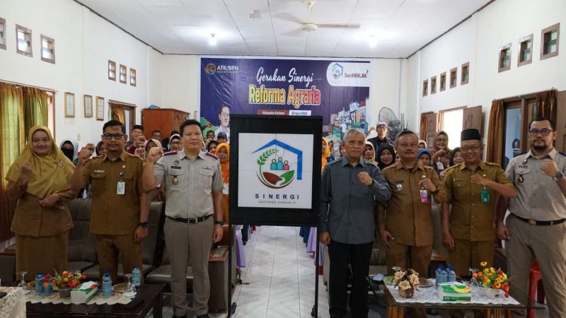 Kepala Kantor Pertanahan Kabupaten Karimun Junaedi Hutasoit berfoto bersama peserta Kegiatan Sinergi Reforma Agraria di Kantor Camat Kundur Utara, Senin, 22 April 2024. (FOTO: Rr/KepriHeadline.id)