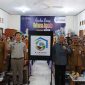 Kepala Kantor Pertanahan Kabupaten Karimun Junaedi Hutasoit berfoto bersama peserta Kegiatan Sinergi Reforma Agraria di Kantor Camat Kundur Utara, Senin, 22 April 2024. (FOTO: Rr/KepriHeadline.id)
