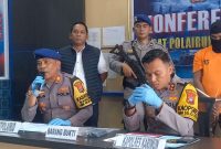 Kapolres Karimun AKBP Fadli Agus didampingi Kasat Polairud AKP Parlin memimpin Press Konference Pengungkapan Kasus Penyeludupan PMI Ilegal. (FOTO: ricky/KepriHeadline.id)