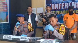 Kapolres Karimun AKBP Fadli Agus didampingi Kasat Polairud AKP Parlin memimpin Press Konference Pengungkapan Kasus Penyeludupan PMI Ilegal. (FOTO: ricky/KepriHeadline.id)
