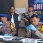 Kapolres Karimun AKBP Fadli Agus didampingi Kasat Polairud AKP Parlin memimpin Press Konference Pengungkapan Kasus Penyeludupan PMI Ilegal. (FOTO: ricky/KepriHeadline.id)