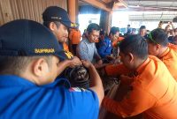 Petugas Damkar memasukkan buaya muara yang berhasil diamankan sebelumnya ke dalam peti, untuk selanjutnya dibawa ke Kawasan Penangkaran Pulau Bulan, Batam. (FOTO: Rc/KepriHeadline.id)