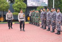 Kapolres Karimun AKBP Fadli Agus mengecek pasukan dalam Apel Gelar Pasukan Kesiapsiagaan Penaggulangan Bencana di wilayah Kabupaten Karimun. (FOTO: Humas Polres Karimun/KepriHeadline.id)
