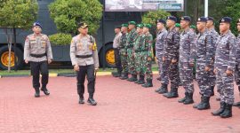 Kapolres Karimun AKBP Fadli Agus mengecek pasukan dalam Apel Gelar Pasukan Kesiapsiagaan Penaggulangan Bencana di wilayah Kabupaten Karimun. (FOTO: Humas Polres Karimun/KepriHeadline.id)