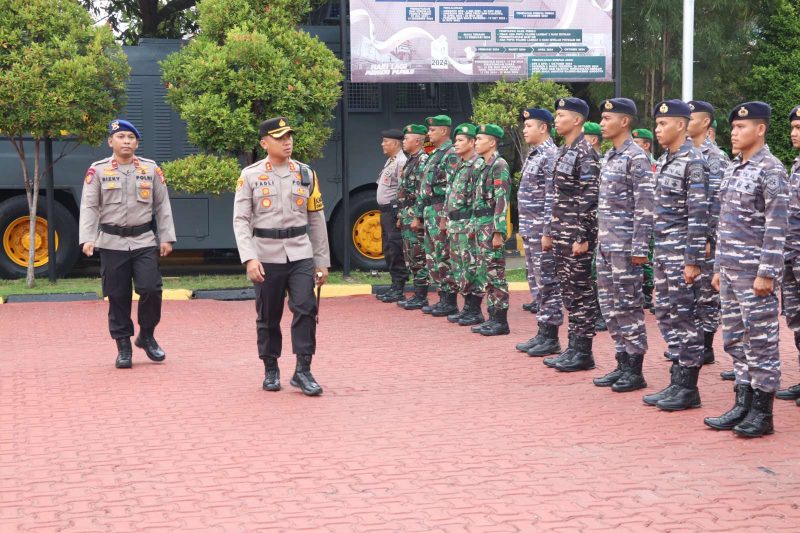 Kapolres Karimun AKBP Fadli Agus mengecek pasukan dalam Apel Gelar Pasukan Kesiapsiagaan Penaggulangan Bencana di wilayah Kabupaten Karimun. (FOTO: Humas Polres Karimun/KepriHeadline.id)
