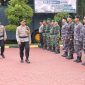 Kapolres Karimun AKBP Fadli Agus mengecek pasukan dalam Apel Gelar Pasukan Kesiapsiagaan Penaggulangan Bencana di wilayah Kabupaten Karimun. (FOTO: Humas Polres Karimun/KepriHeadline.id)