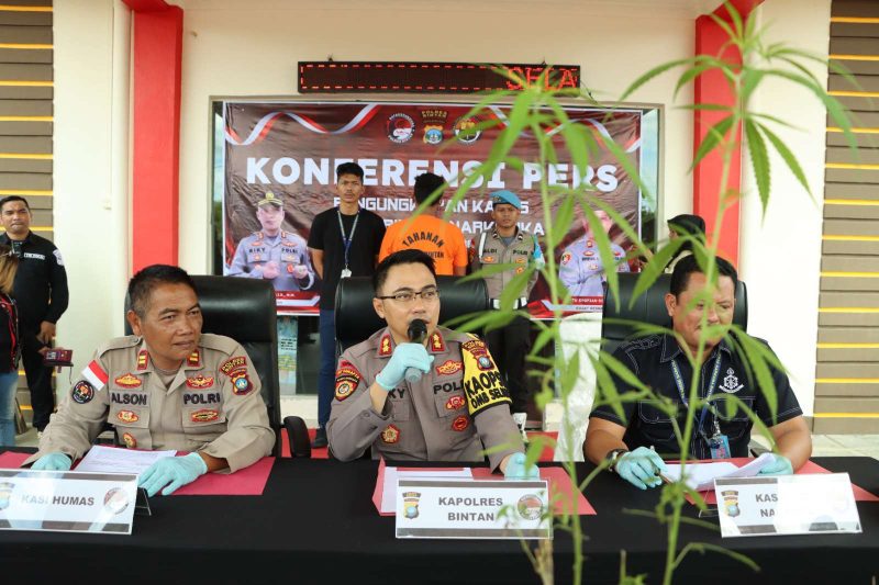 Kapolres Bintan AKBP Riky Iswoyo merilis pengungkapan kasus narkoba, Kamis, 25 April 2024. (FOTO: Humas Polres Bintan/ KepriHeadline.id)