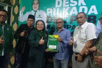 Juru Bicara Firmansyah Trio Wiramon serahkan berkas pendaftaran Bacalon Bupati Karimun ke Ketua DPC PKB Karimun. (FOTO: rc/KepriHeadline.id)