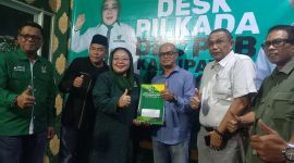 Juru Bicara Firmansyah Trio Wiramon serahkan berkas pendaftaran Bacalon Bupati Karimun ke Ketua DPC PKB Karimun. (FOTO: rc/KepriHeadline.id)