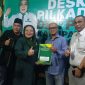 Juru Bicara Firmansyah Trio Wiramon serahkan berkas pendaftaran Bacalon Bupati Karimun ke Ketua DPC PKB Karimun. (FOTO: rc/KepriHeadline.id)