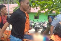 Petugas dibantu warga mengevakuasi korban untuk dibawa ke RSUD Muhammad Sani. (FOTO: Istimewa/KepriHeadline.id)