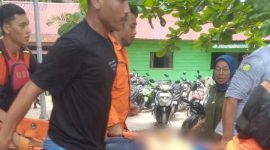Petugas dibantu warga mengevakuasi korban untuk dibawa ke RSUD Muhammad Sani. (FOTO: Istimewa/KepriHeadline.id)