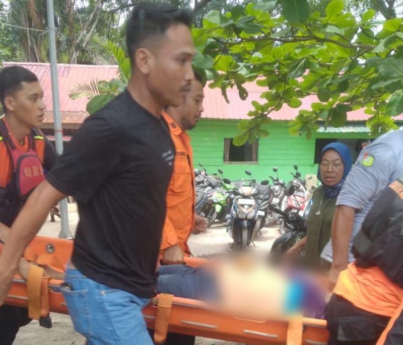 Petugas dibantu warga mengevakuasi korban untuk dibawa ke RSUD Muhammad Sani. (FOTO: Istimewa/KepriHeadline.id)