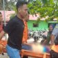 Petugas dibantu warga mengevakuasi korban untuk dibawa ke RSUD Muhammad Sani. (FOTO: Istimewa/KepriHeadline.id)