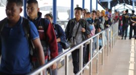 Hilir mudik penumpang di Pelabuhan Tanjungbalai Karimun. (FOTO: ricky/KepriHeadline.id)