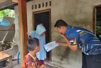 Penyerahan paket sembako oleh perwakilan MSMI bersama Laskar Panahan Karimun kepada masyarakat kurang mampu. (Foto: Rc/KepriHeadline.id)