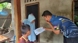 Penyerahan paket sembako oleh perwakilan MSMI bersama Laskar Panahan Karimun kepada masyarakat kurang mampu. (Foto: Rc/KepriHeadline.id)