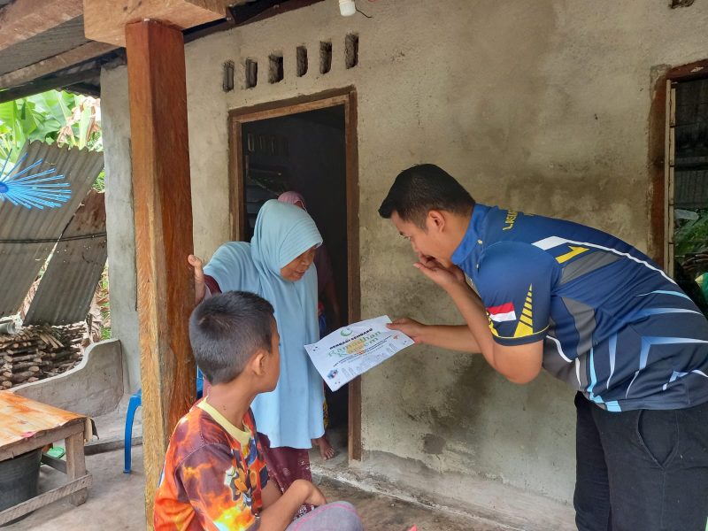 Penyerahan paket sembako oleh perwakilan MSMI bersama Laskar Panahan Karimun kepada masyarakat kurang mampu. (Foto: Rc/KepriHeadline.id)