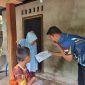 Penyerahan paket sembako oleh perwakilan MSMI bersama Laskar Panahan Karimun kepada masyarakat kurang mampu. (Foto: Rc/KepriHeadline.id)