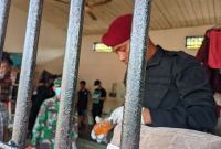 Petugas Gabungan melakukan penggeledahan kamar hunian warga binaan Rutan Karimun. (FOTO: Rc/KepriHeadline.id)