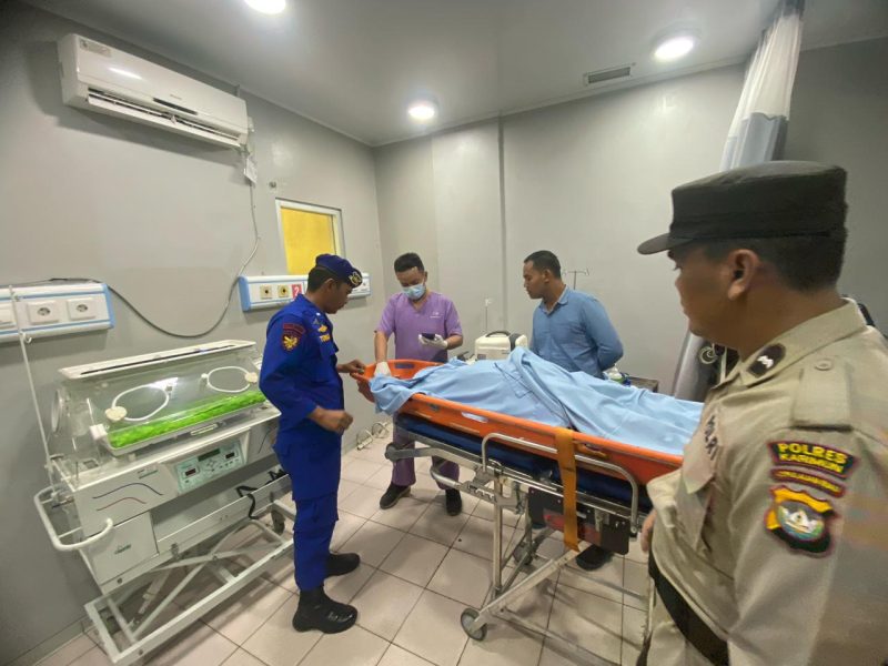 Korban saat dikonfirmasi meninggal dunia oleh tim dokter RSUD Muhammad Sani. (FOTO: Istimewa/KepriHeadline.id)
