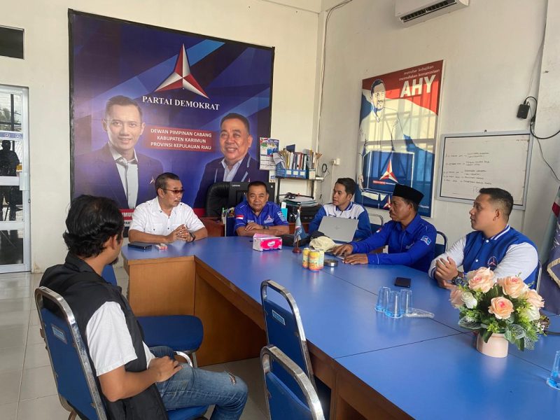 Ketua DPRD Karimun Muhammad Yusuf Sirat mendatangi Kantor Partai Demokrat Karimun untuk mendaftarkan diri dalam Bacalon Kepala Daerah dari Demokrat. (FOTO: Ar/KepriHeadline.id)