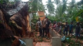 Kepolisian dibantu masyarakat mengevakuasi puing-puing pohon pasca kejadian pohon tumbang. (FOTO: Dokumen Polisi/KepriHeadline.id)