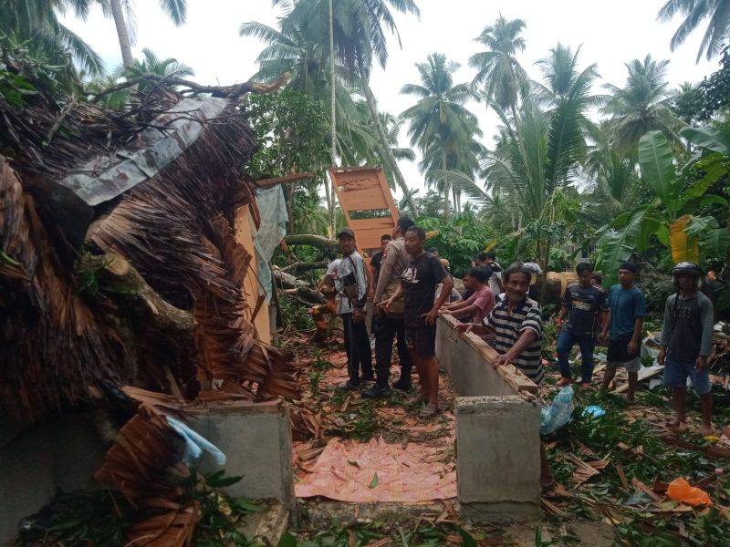 Kepolisian dibantu masyarakat mengevakuasi puing-puing pohon pasca kejadian pohon tumbang. (FOTO: Dokumen Polisi/KepriHeadline.id)