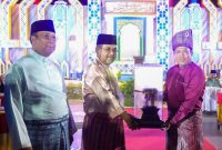 Bupati Karimun Aunur Rafiq menyerahkan Piala Bergilir Juara Umum MTQ tingkat Kabupaten Karimun. (FOTO: Rian/Forkopinda Karimun)
