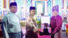 Bupati Karimun Aunur Rafiq menyerahkan Piala Bergilir Juara Umum MTQ tingkat Kabupaten Karimun. (FOTO: Rian/Forkopinda Karimun)