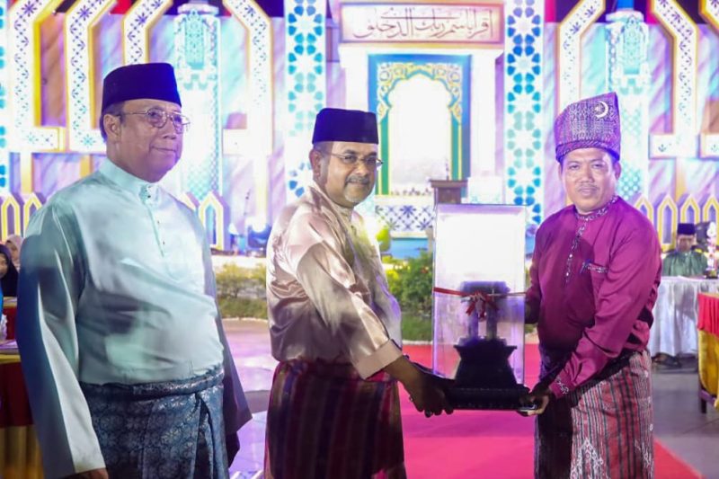 Bupati Karimun Aunur Rafiq menyerahkan Piala Bergilir Juara Umum MTQ tingkat Kabupaten Karimun. (FOTO: Rian/Forkopinda Karimun)