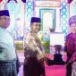 Bupati Karimun Aunur Rafiq menyerahkan Piala Bergilir Juara Umum MTQ tingkat Kabupaten Karimun. (FOTO: Rian/Forkopinda Karimun)