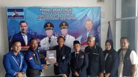 Zulkhainen mengambil formulir penjaringan Calon Kepala Daerah ke Demokrat. (FOTO: istimewa)