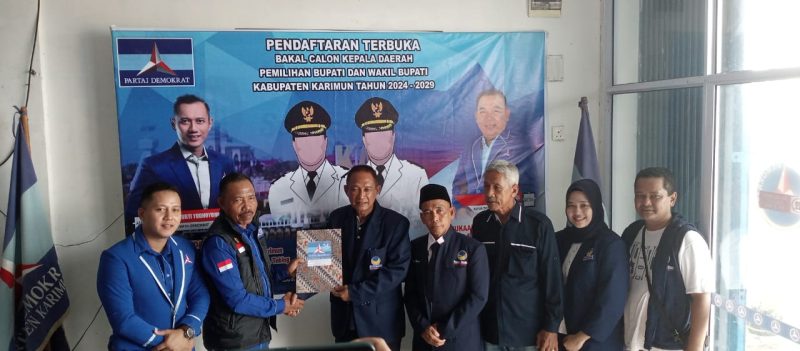 Zulkhainen mengambil formulir penjaringan Calon Kepala Daerah ke Demokrat. (FOTO: istimewa)