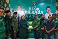 Nyimas Novi Ujiani menerima berkas pendaftaran Rocky Marciano Bawole mendaftaran diri sebagai Bacalon Kepala daerah. (FOTO: Istimewa/KepriHeadline.id)