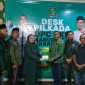 Nyimas Novi Ujiani menerima berkas pendaftaran Rocky Marciano Bawole mendaftaran diri sebagai Bacalon Kepala daerah. (FOTO: Istimewa/KepriHeadline.id)