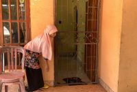 Pemilik Rumah, Mona, menunjukkan tempat ditemukannya bayi perempuan tersebut. (FOTO: rc/kepriheadline.id)