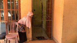 Pemilik Rumah, Mona, menunjukkan tempat ditemukannya bayi perempuan tersebut. (FOTO: rc/kepriheadline.id)
