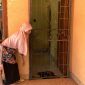Pemilik Rumah, Mona, menunjukkan tempat ditemukannya bayi perempuan tersebut. (FOTO: rc/kepriheadline.id)