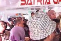 Tangkapan layar video viral keributan di atas SB Satria. (FOTO: Istimewa/KepriHeadline.id)