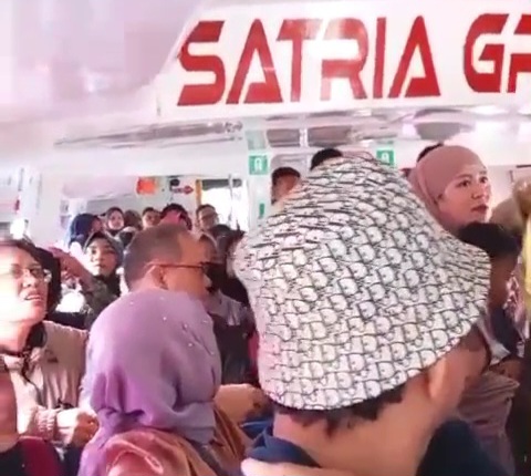 Tangkapan layar video viral keributan di atas SB Satria. (FOTO: Istimewa/KepriHeadline.id)