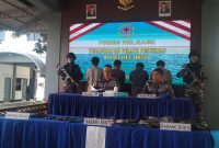 Danlanal Karimun Letkol Laut (P) Anro Casanova merilis pengungkapan kasus pencurian di atas kapal yang melibatkan empat orang warga Karimun. (Foto: Ricky Robi/KepriHeadline.id)
