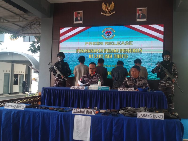 Danlanal Karimun Letkol Laut (P) Anro Casanova merilis pengungkapan kasus pencurian di atas kapal yang melibatkan empat orang warga Karimun. (Foto: Ricky Robi/KepriHeadline.id)